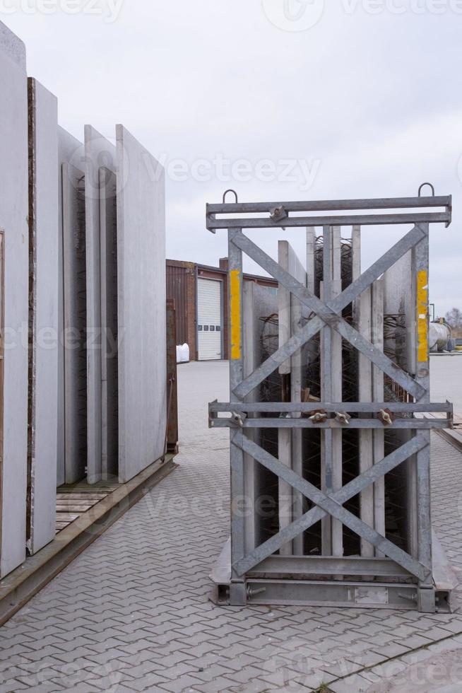 bild av förtillverkad betong väggar redo för frakt i transport kuggstänger i panel stock foto