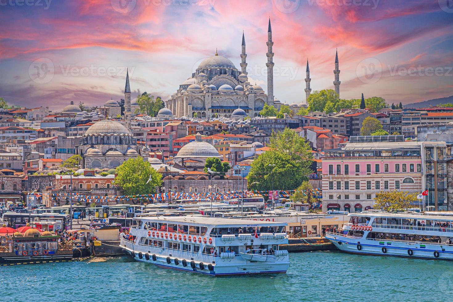 se från de galata bro i istanbul över de bosphorus till de historisk stad Centrum i de kväll glöd foto