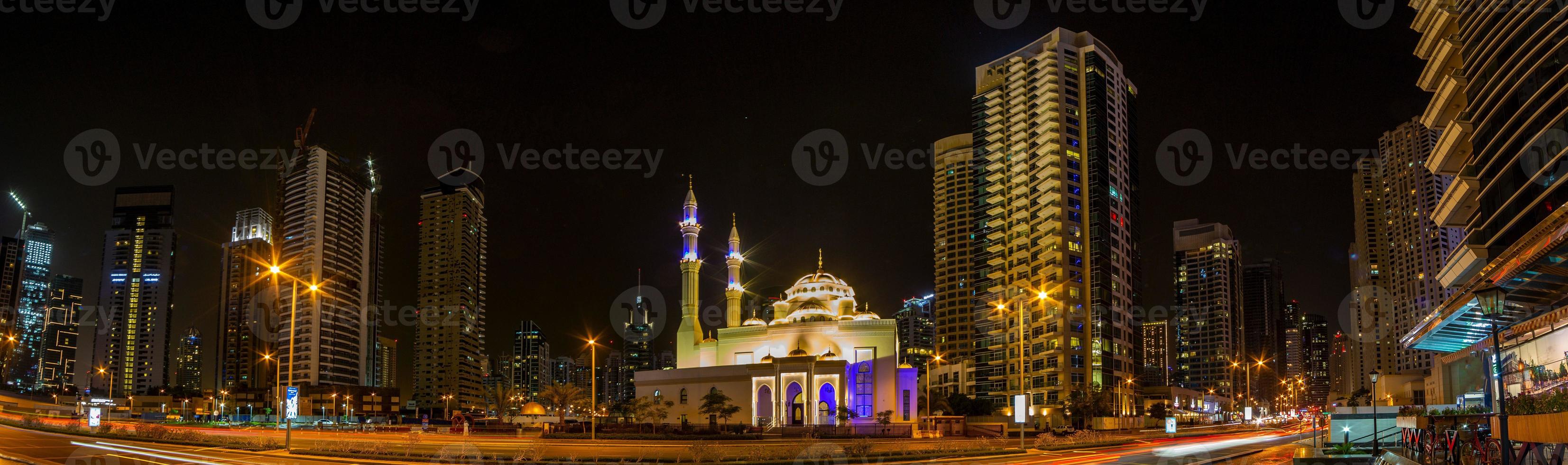 panorama- bild av dubai marina horisont på natt i november foto