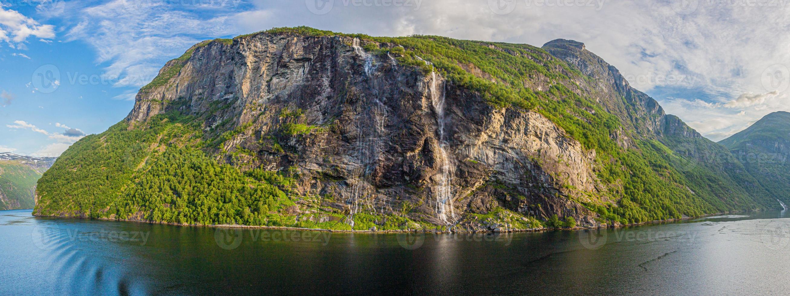 intryck från kryssning fartyg på de sätt genom geiranger fjord i Norge på soluppgång i sommar foto