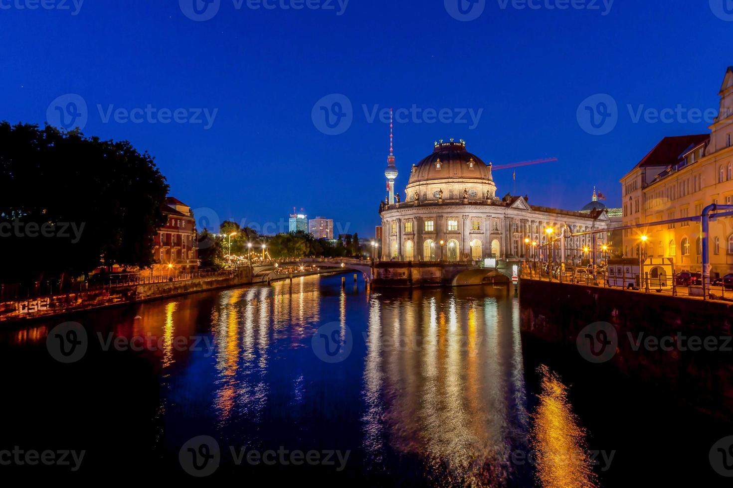 se över flod spree i bberlin på natt foto