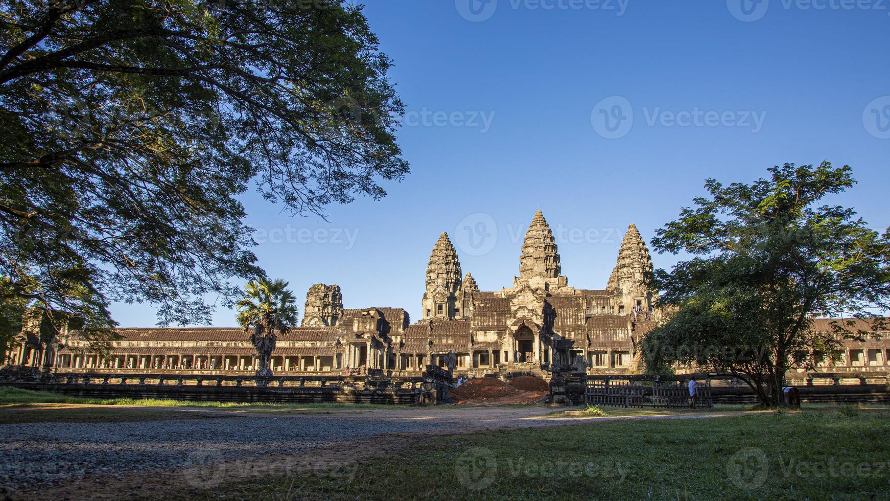 mystisk och känd ruiner av ankare wat i cambodia med Nej människor i sommar foto