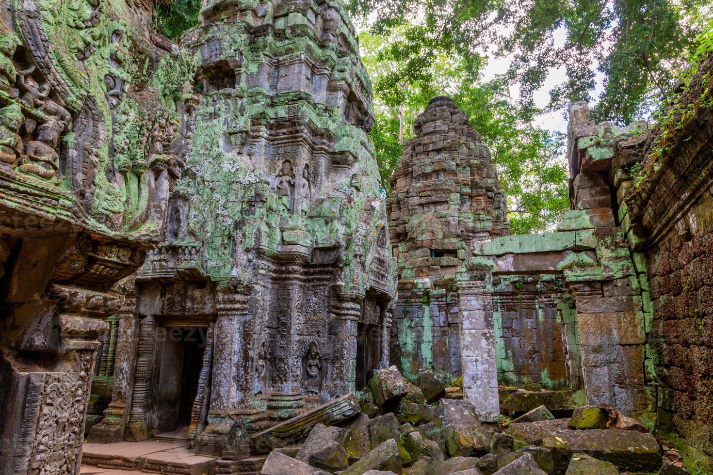 mystisk och känd ruiner av ankare wat i cambodia med Nej människor i sommar foto