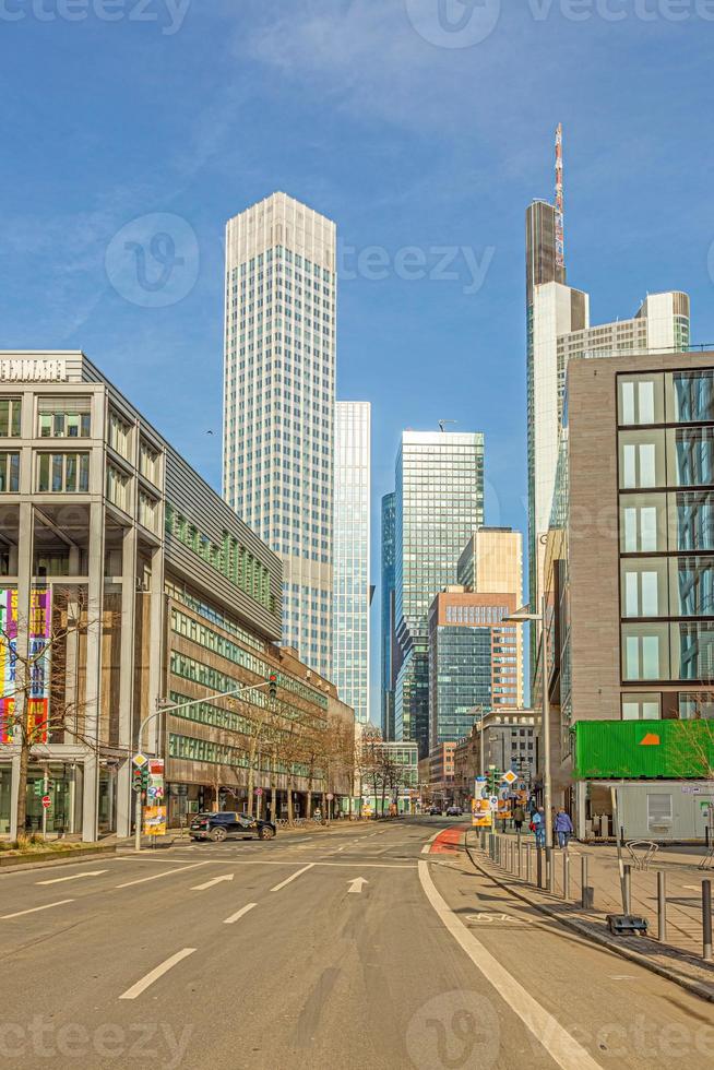 se från de gata untermainkai i frankfurt över neue mainzer strasse till de horisont i morgon- ljus foto