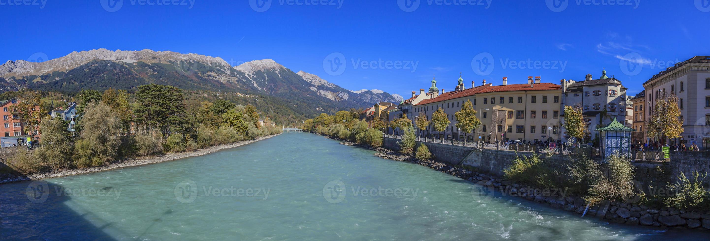 panorama- se av de värdshus nära innsbruck foto