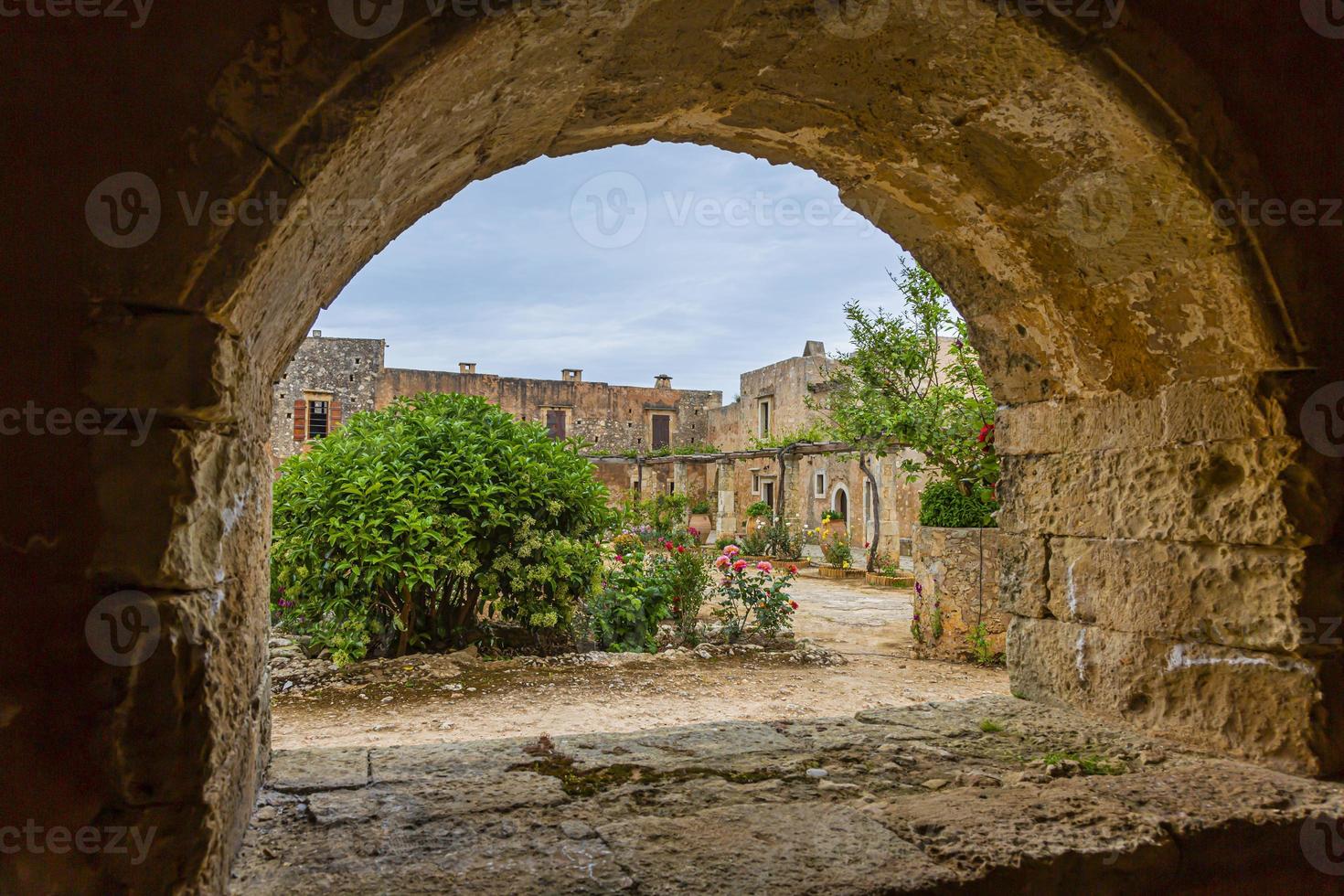 se över de trädgård av de kloster arkadi på de grekisk ö av crete i sommar foto