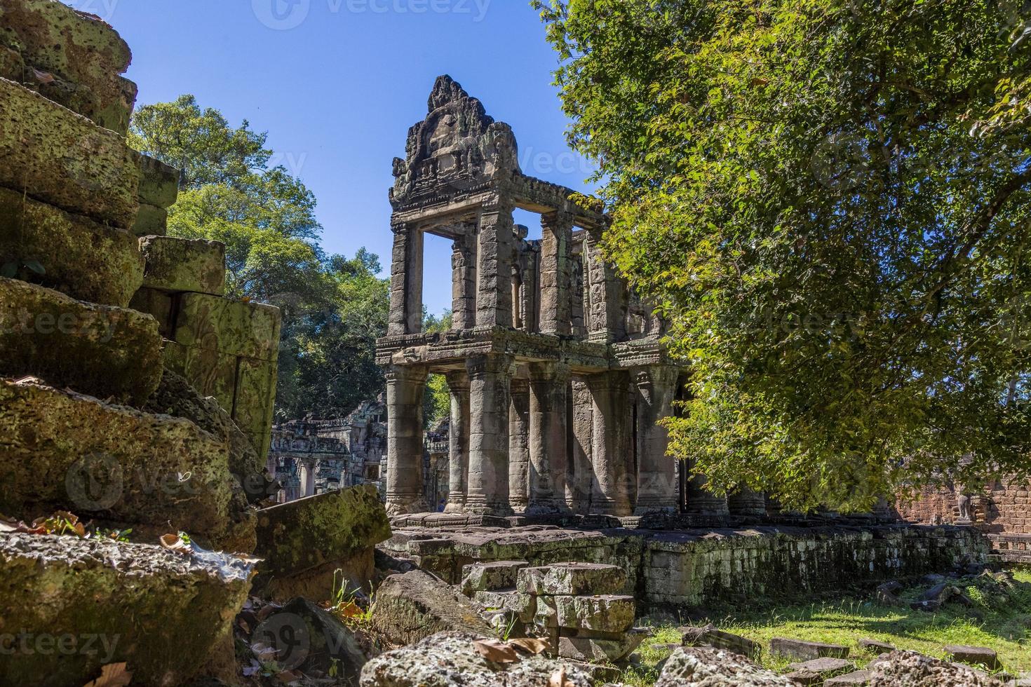 mystisk och känd ruiner av ankare wat i cambodia med Nej människor i sommar foto