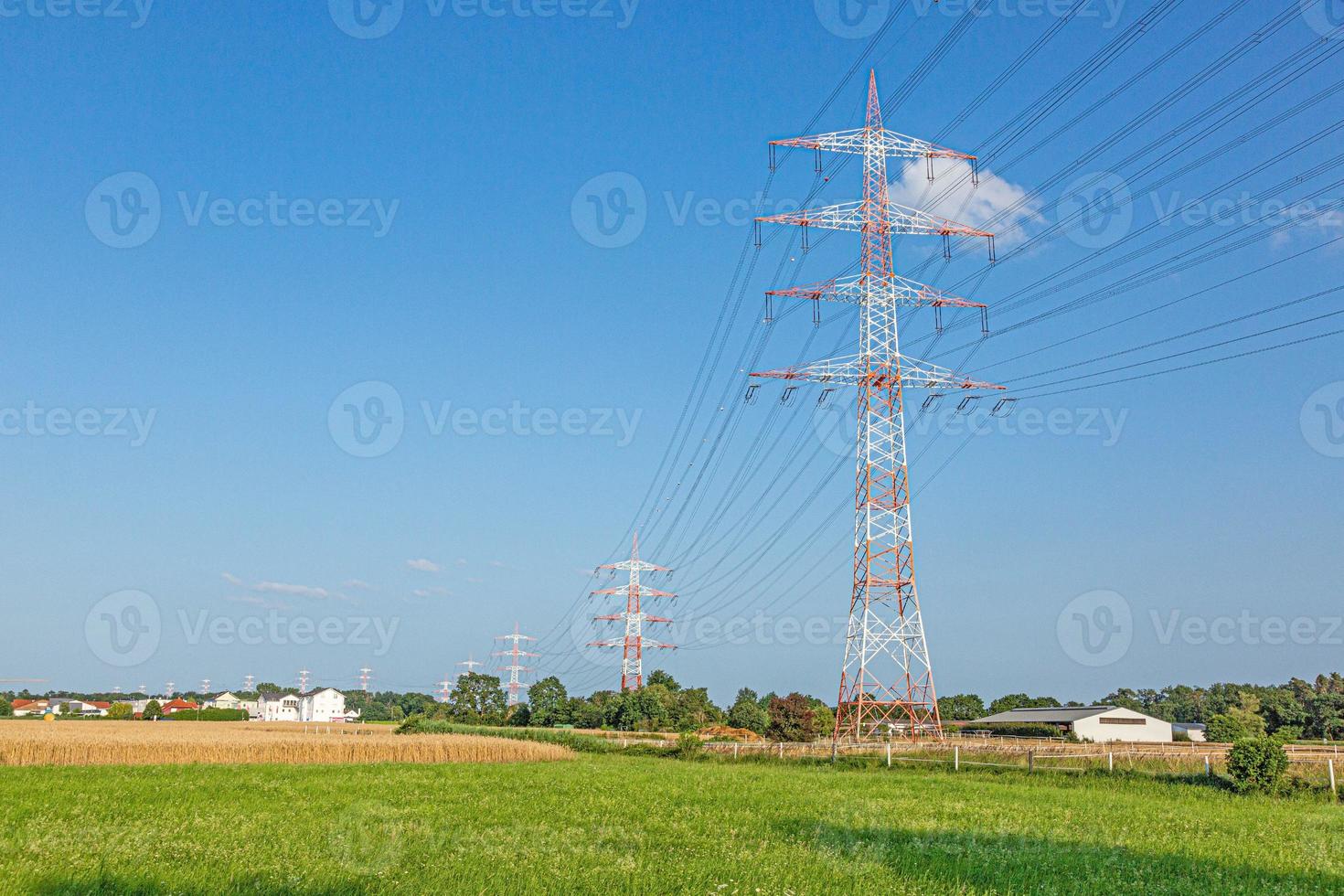 bild av stor hög Spänning kraft linje med varning färger med hög kraft poler för kraft tillförsel foto