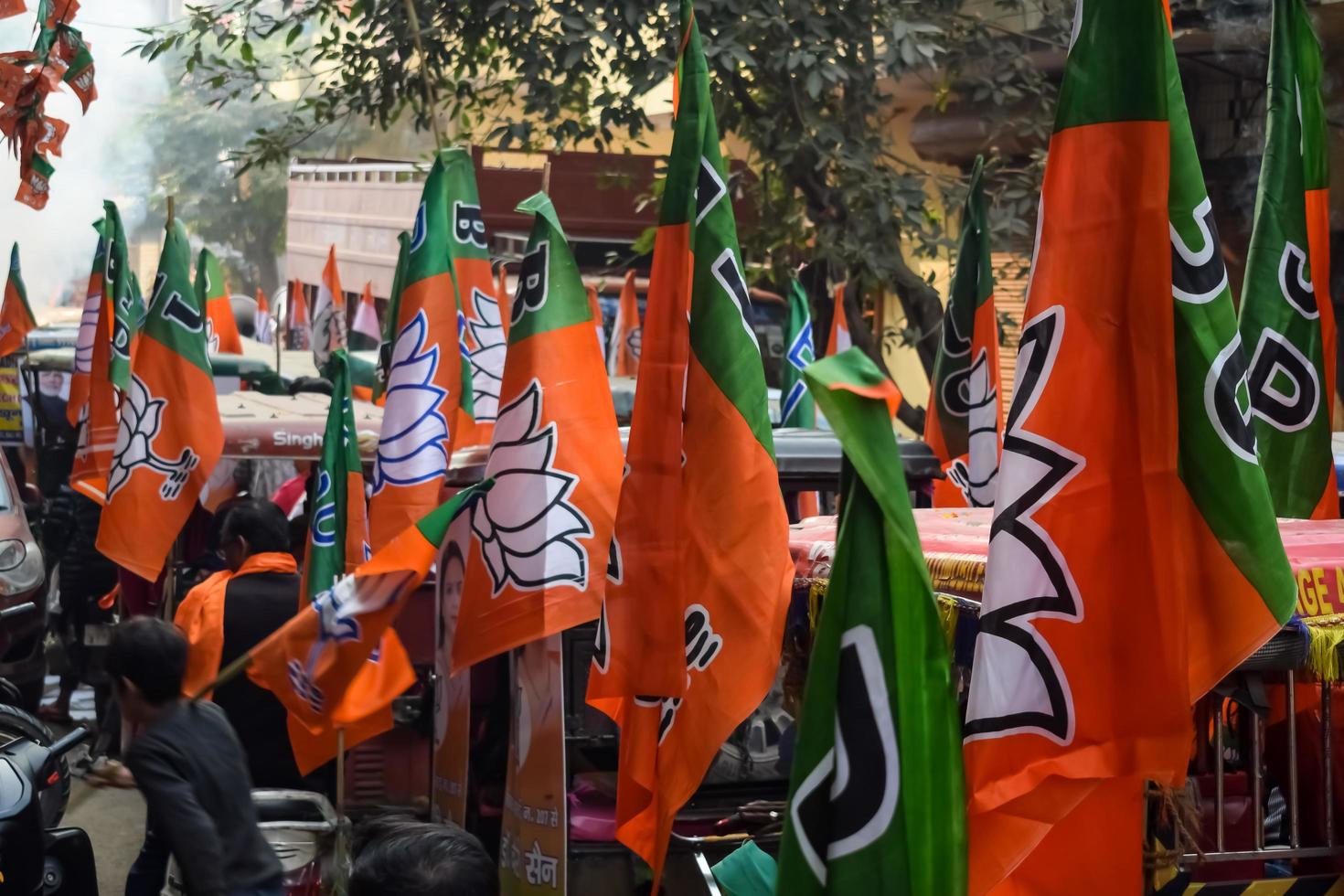 delhi, Indien, december 02 2022 -bharatiya janata fest bjp anhängare under mega väg visa i Stöd av bjp kandidat pankaj luthara till fil utnämning papper ett huvud av mcd lokal- kropp val 2022 foto