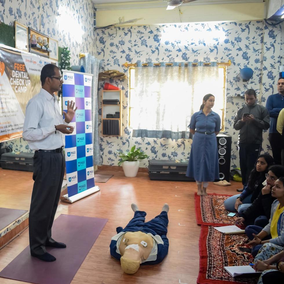 delhi, Indien - november 19, 2022 - mänsklig dummy lögner på de golv under först hjälpa Träning - kardiopulmonell återupplivning. först hjälpa kurs på cpr dummy, cpr först hjälpa Träning begrepp foto