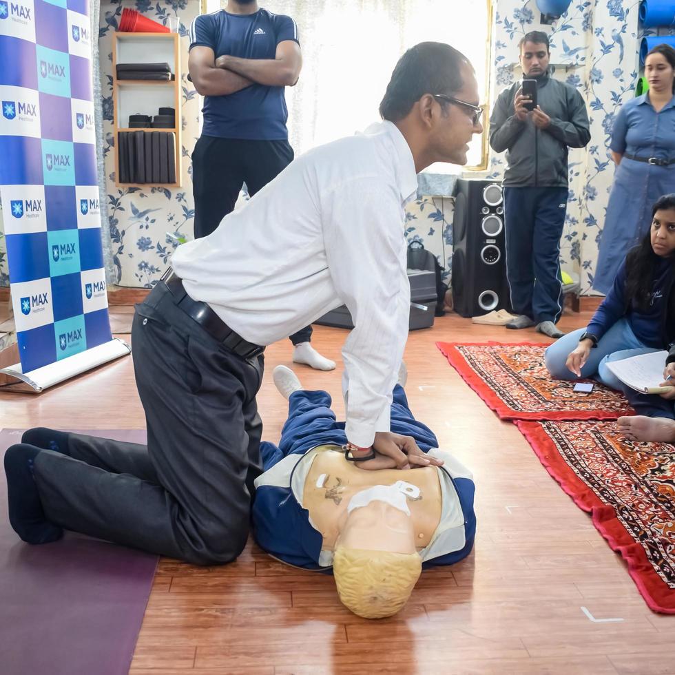 delhi, Indien - november 19, 2022 - mänsklig dummy lögner på de golv under först hjälpa Träning - kardiopulmonell återupplivning. först hjälpa kurs på cpr dummy, cpr först hjälpa Träning begrepp foto