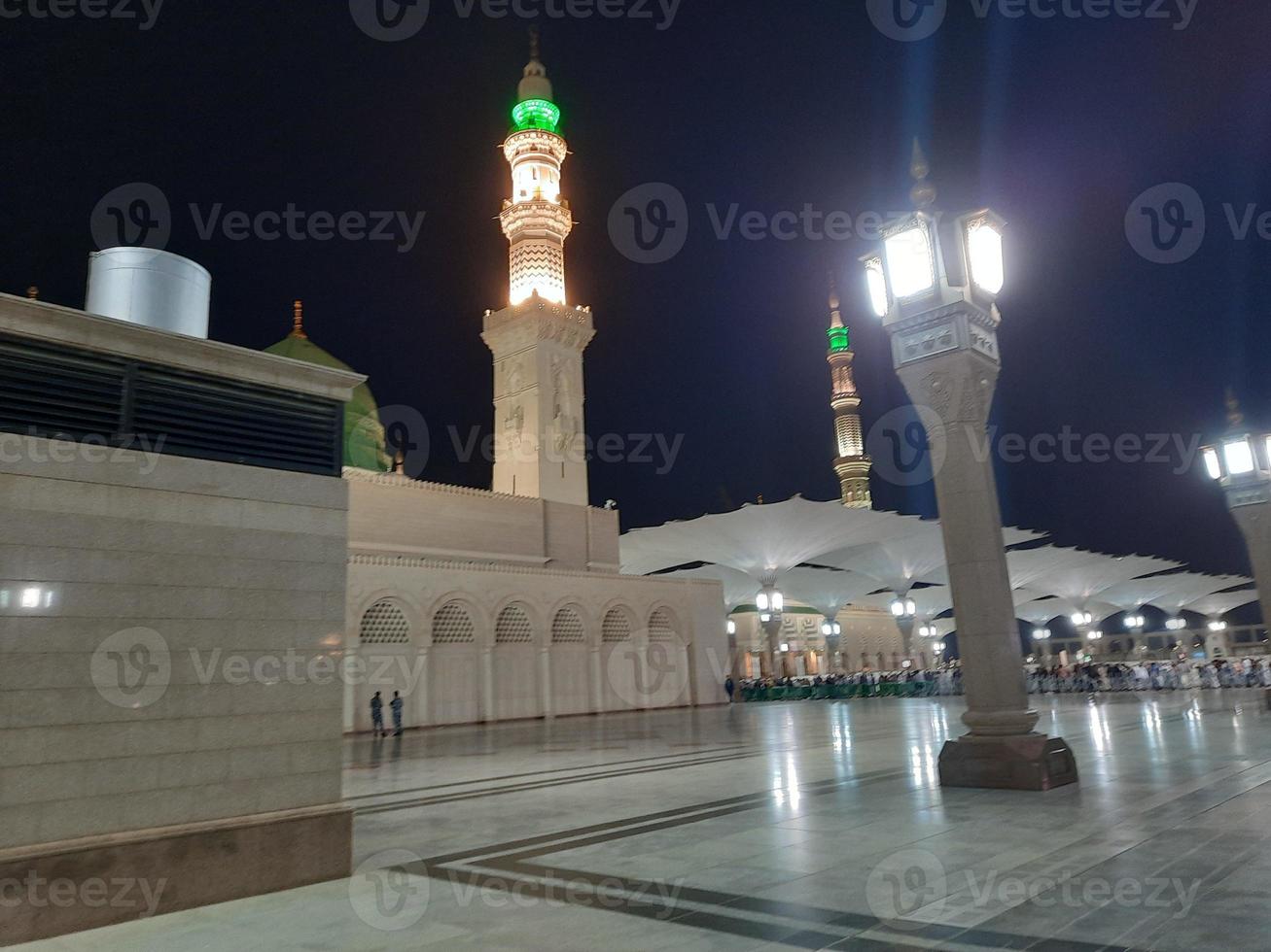 skön se av masjid al-nabawi, medina, saudi arabien i nattlampor. foto