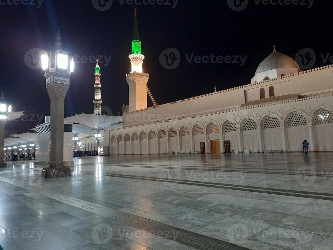 skön se av masjid al-nabawi, medina, saudi arabien i nattlampor. foto