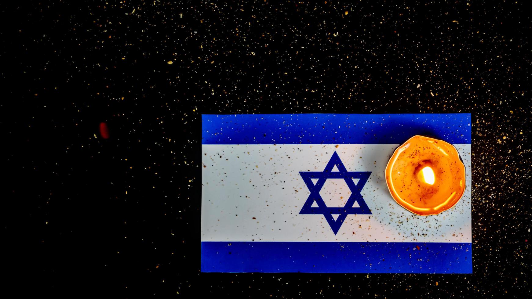 israeli flagga och ljus brinnande ovan Det, förintelse minne dag foto