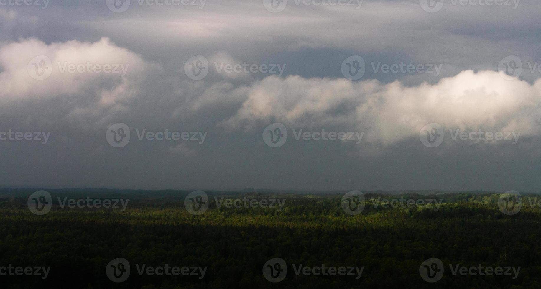 lettiska sommar landskap med hö rullar foto