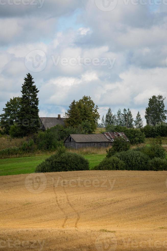 lettiska sommar landskap med moln foto