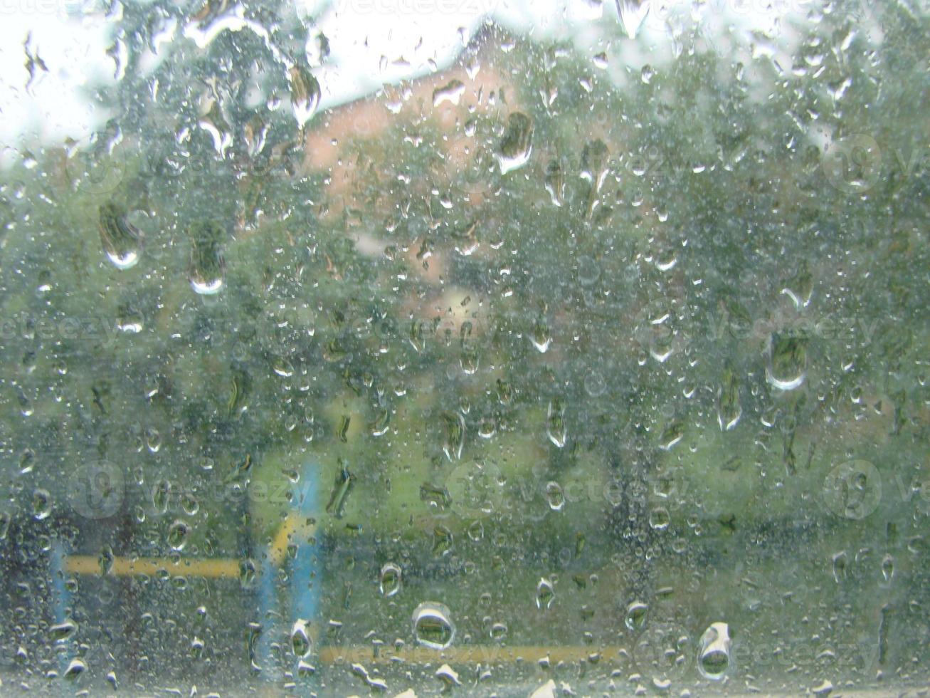 regnig dagar regn droppar på de fönster yta foto