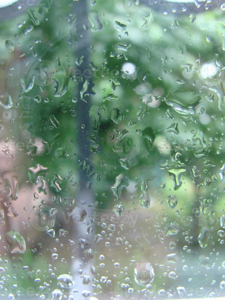 regnig dagar regn droppar på de fönster yta foto