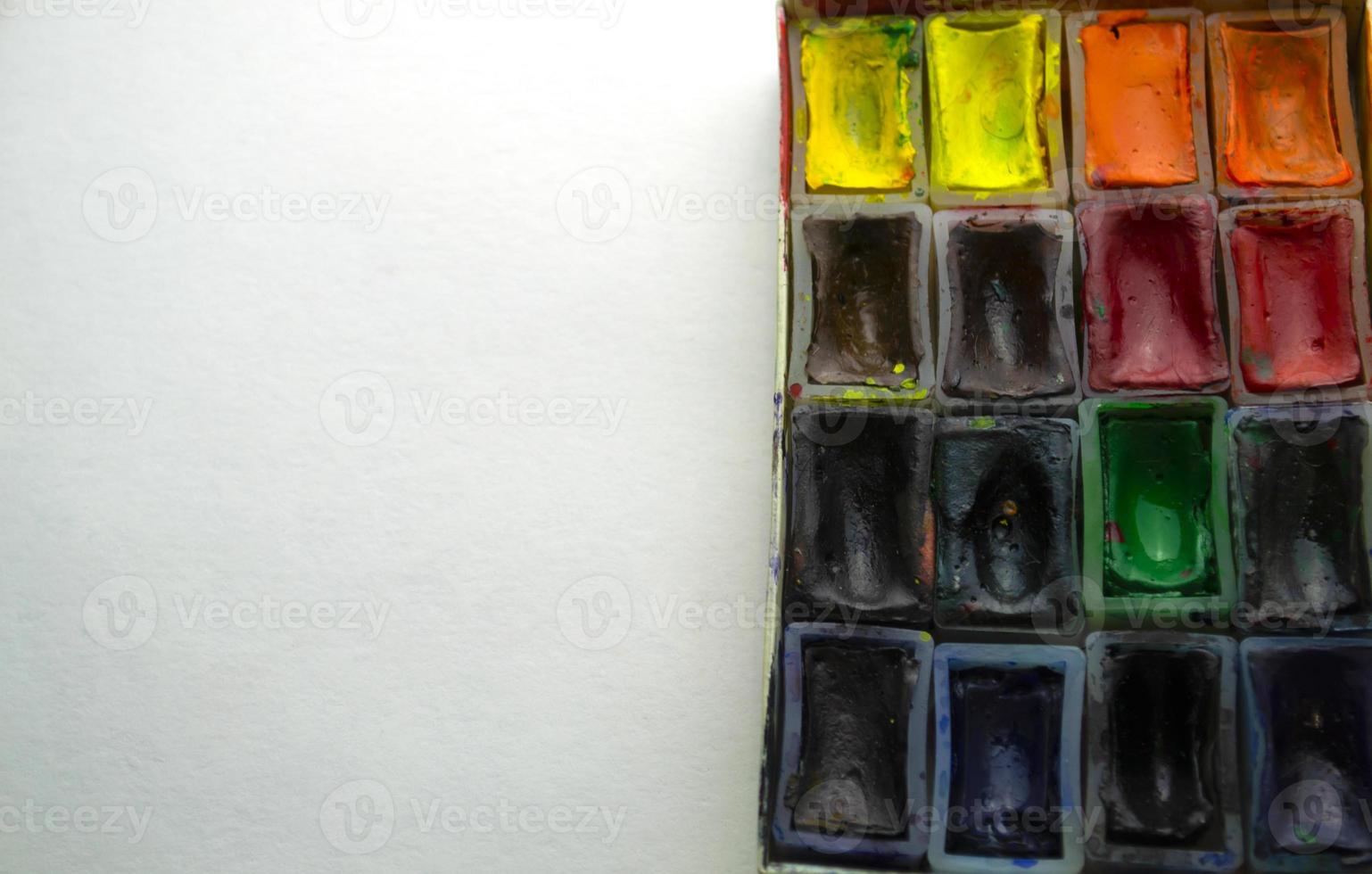 färgad vattenfärg målarfärger på vit papper. foto