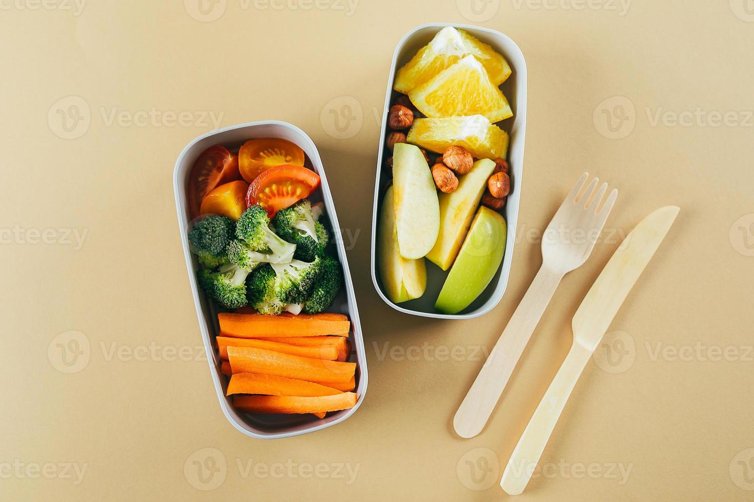 lunch lådor med grönsaker och frukter. trä- bestick, noll avfall, eco vänlig begrepp. topp se foto