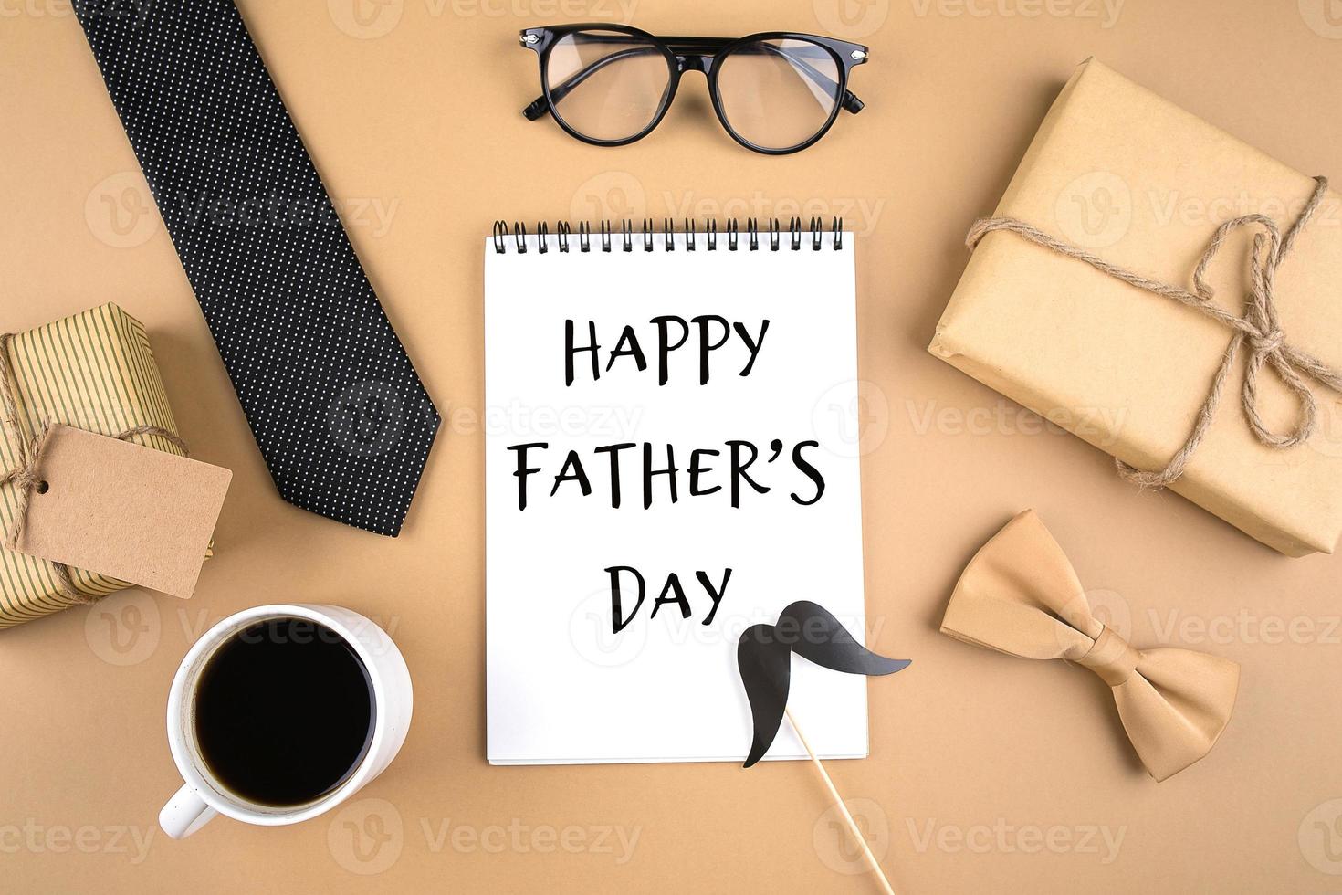 Lycklig fäder dag hälsning kort. gåva närvarande lådor, glasögon, slips, kopp av kaffe, fjäril foto