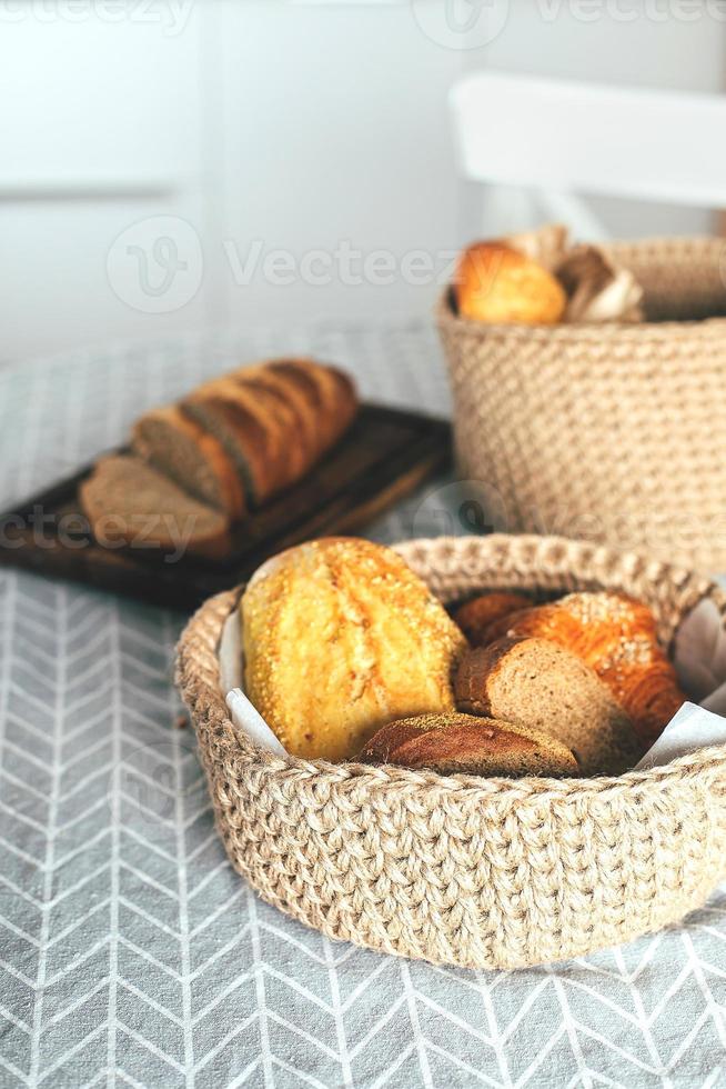 sortiment av bröd - glutenfri, majs, råg bröd i jute hantverk korg. Hem bageri, Hem matlagning foto