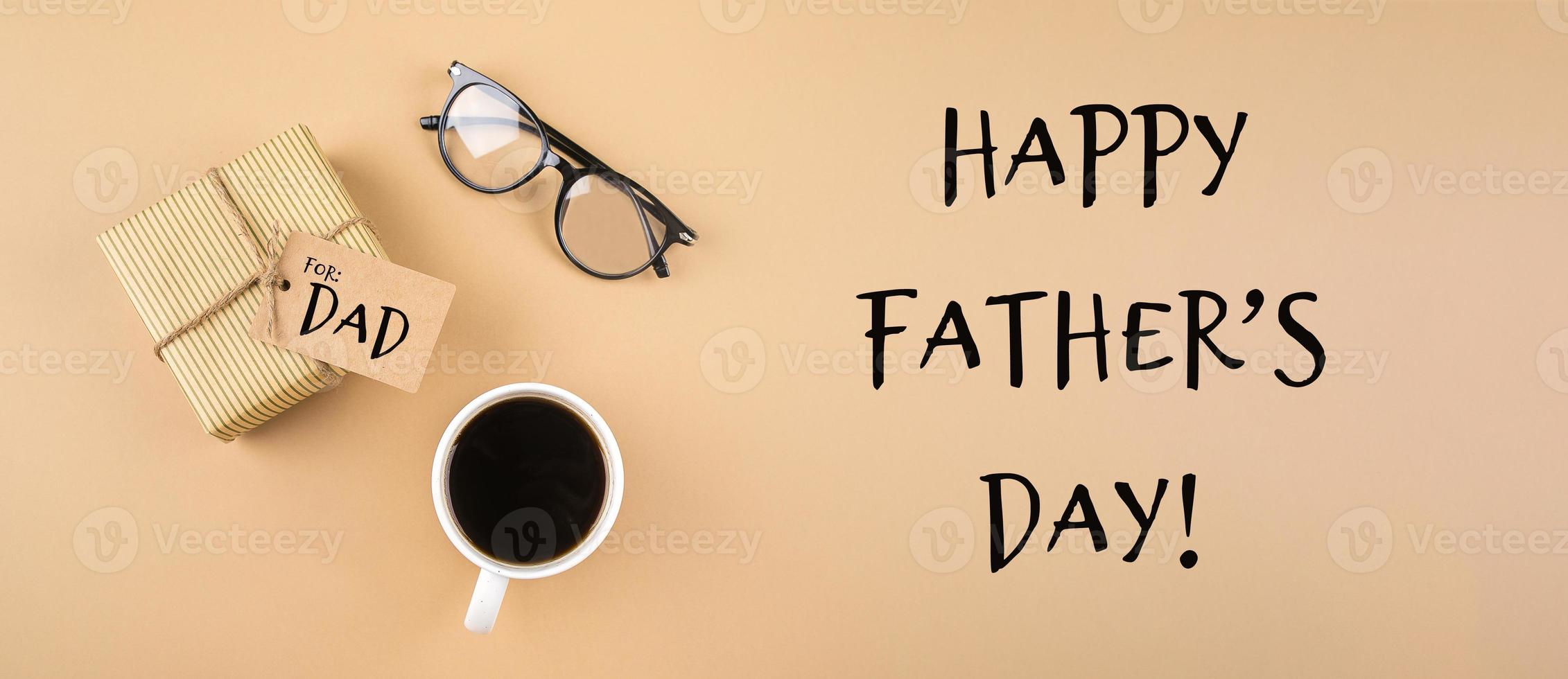 Lycklig fäder dag hälsning vagn. gåva närvarande låda, glasögon, kopp av kaffe på bakgrund. baner foto