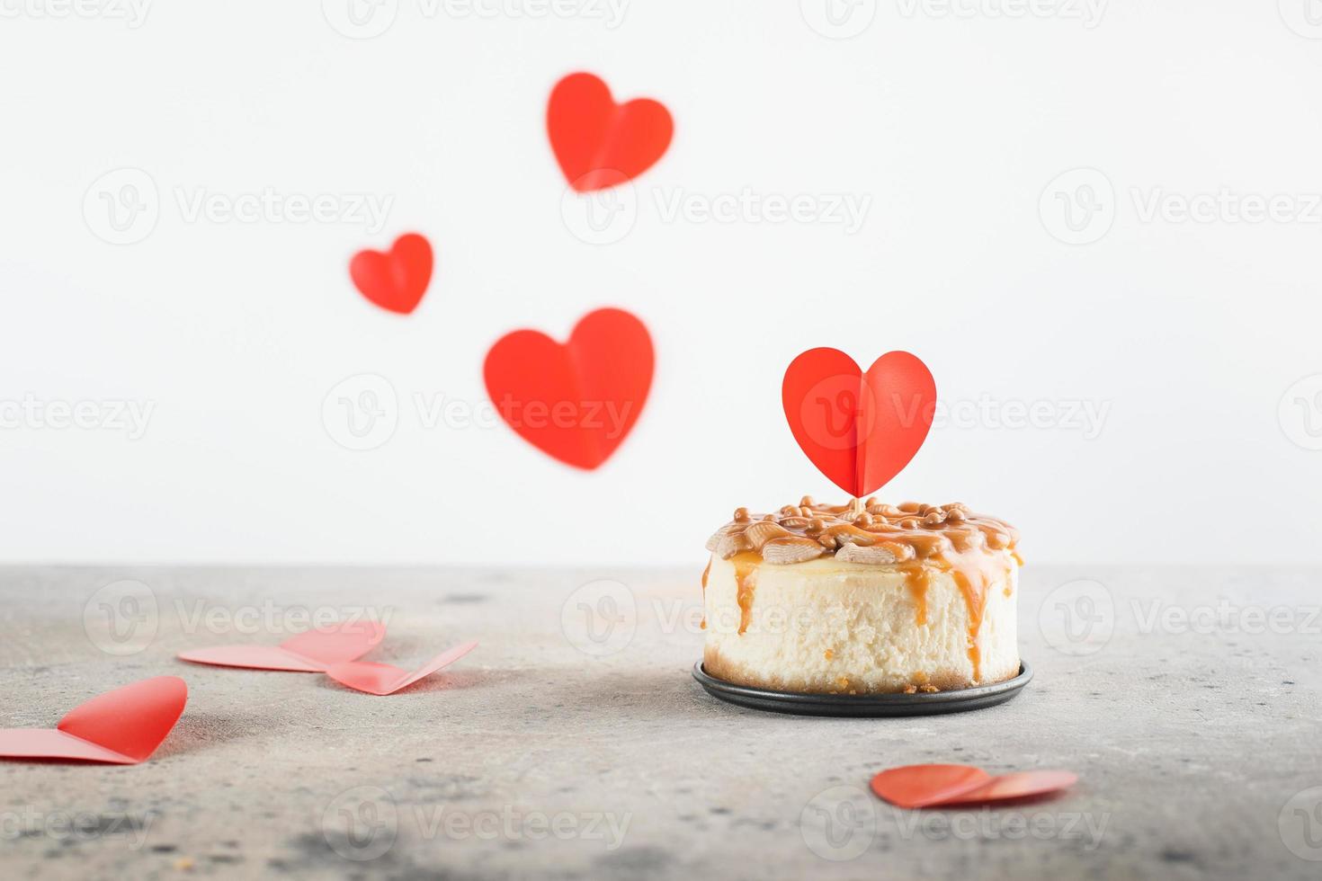 små bento cheesecake dekorerad med små hjärtan topper. hjärtans dag begrepp foto