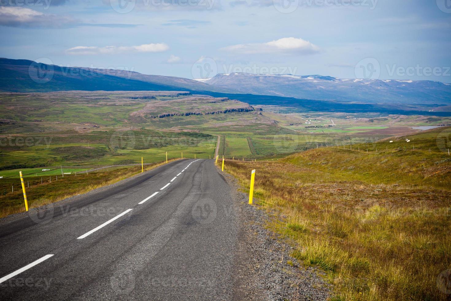 motorväg genom isländsk landskap foto