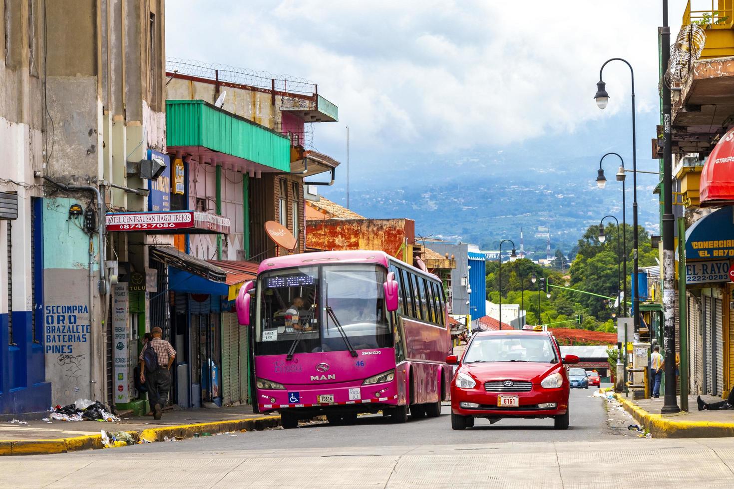 merced san jose costa rica 2021 färgrik gata bilar butiker byggnader människor san jose costa rica. foto