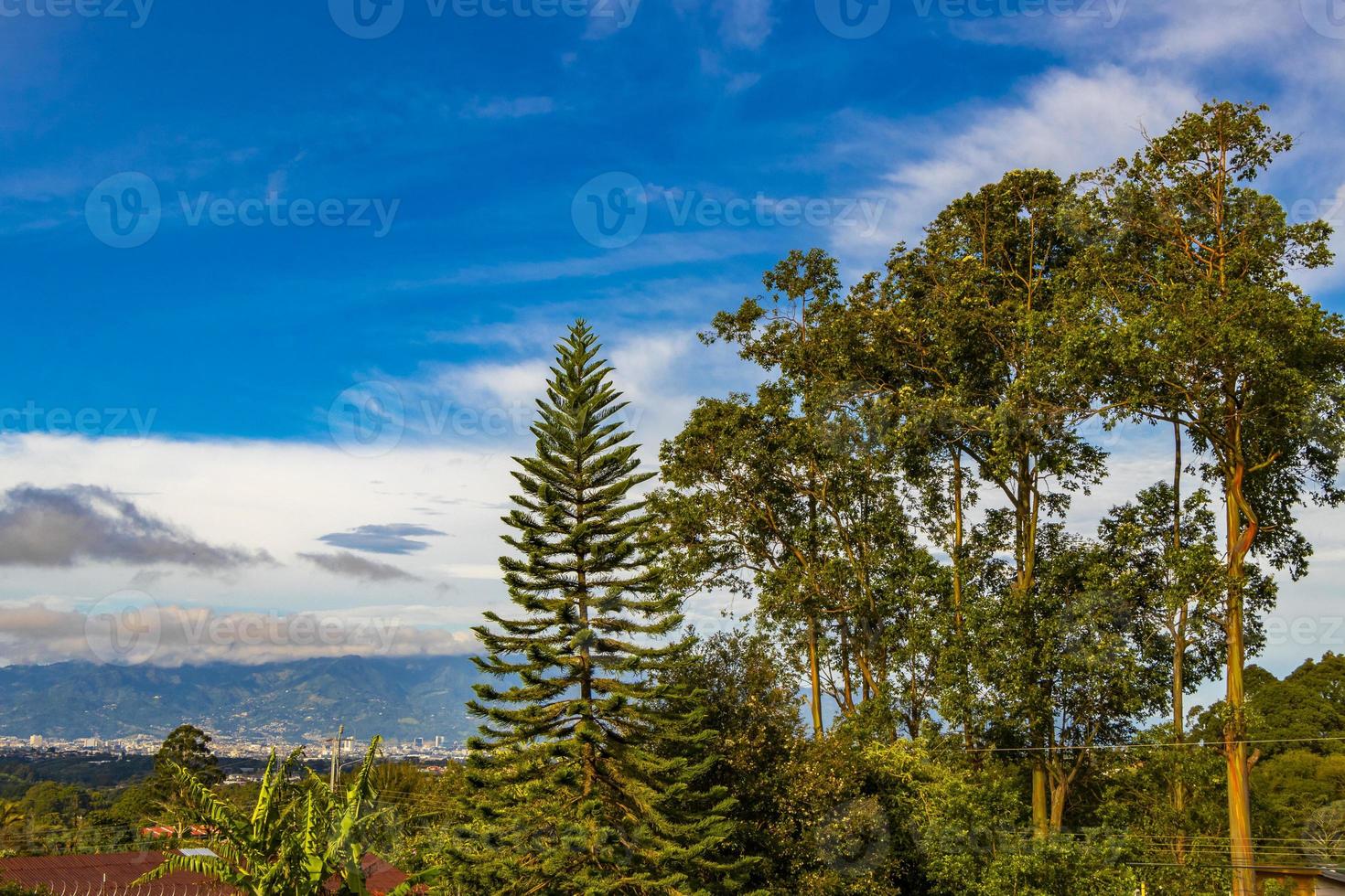 skön berg landskap stad panorama skog träd natur costa rica. foto