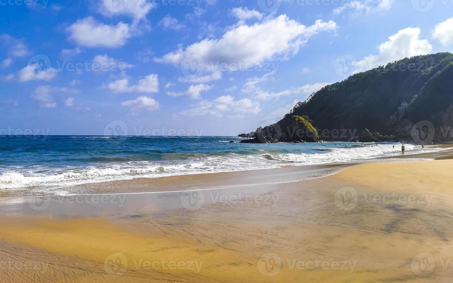 mazunte mexico skön paradis strand med bergen klippor stenar vågor. foto