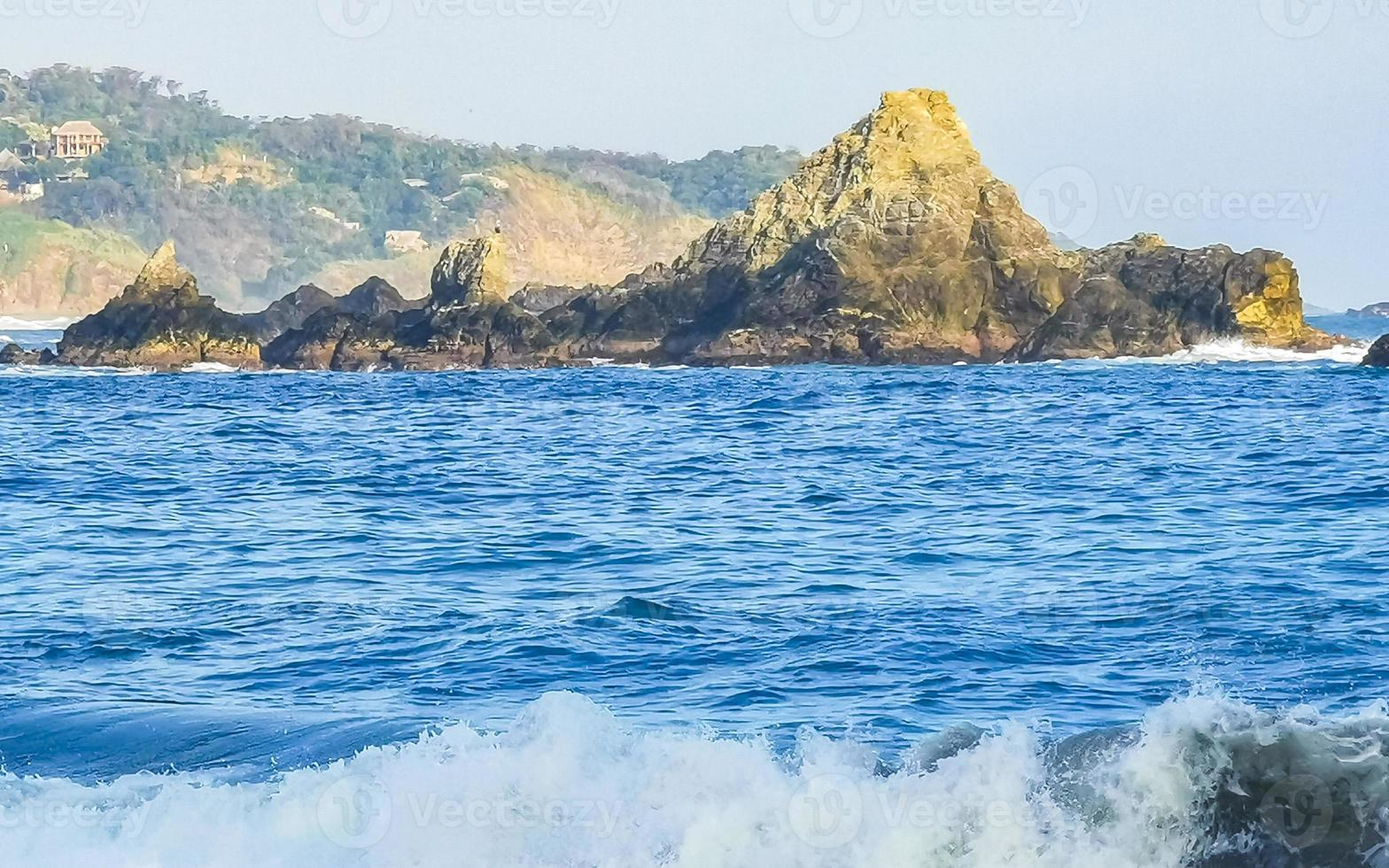 mazunte mexico skön paradis strand med bergen klippor stenar vågor. foto