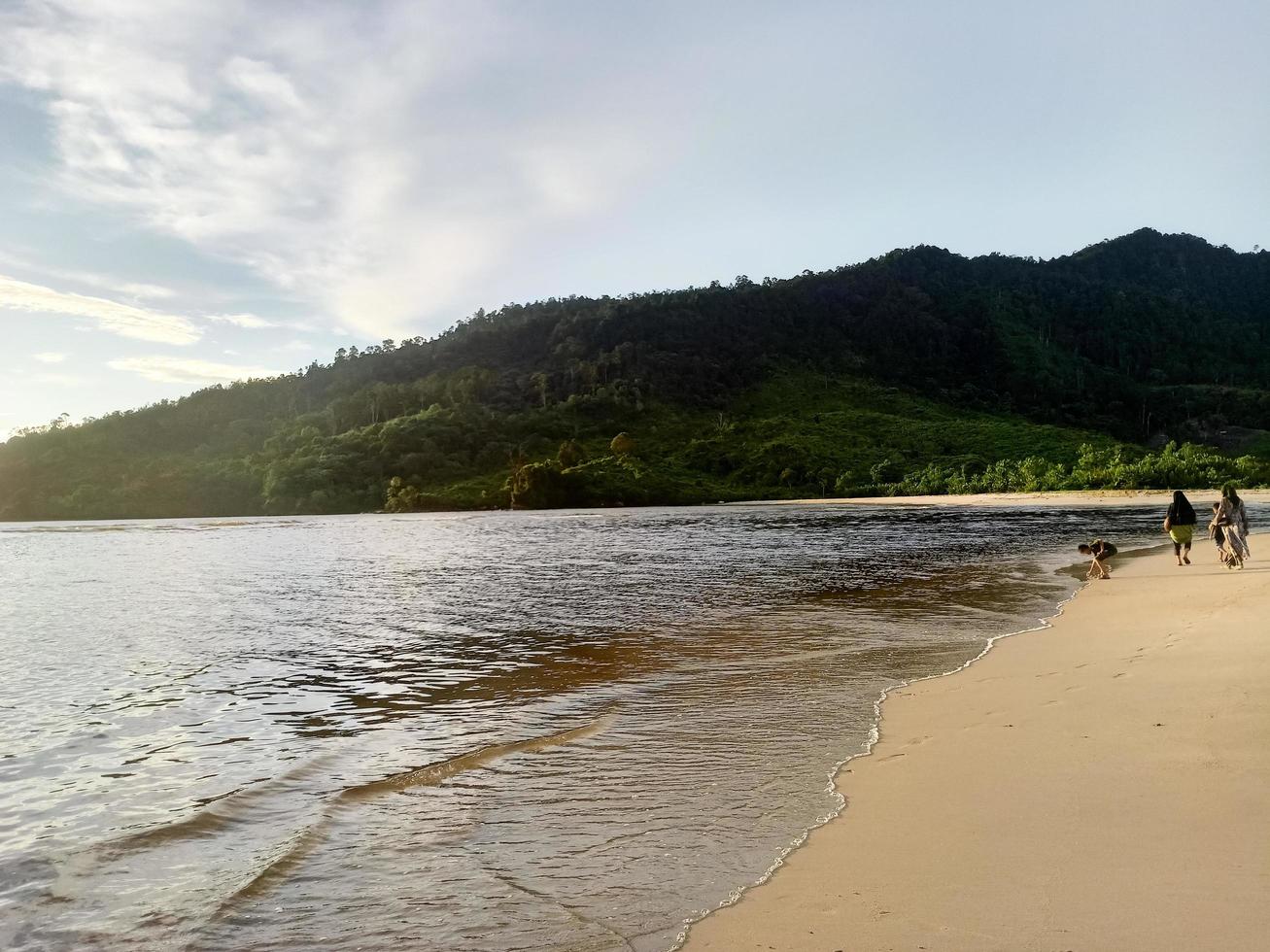 skön naturlig landskap av de strand på skymning foto