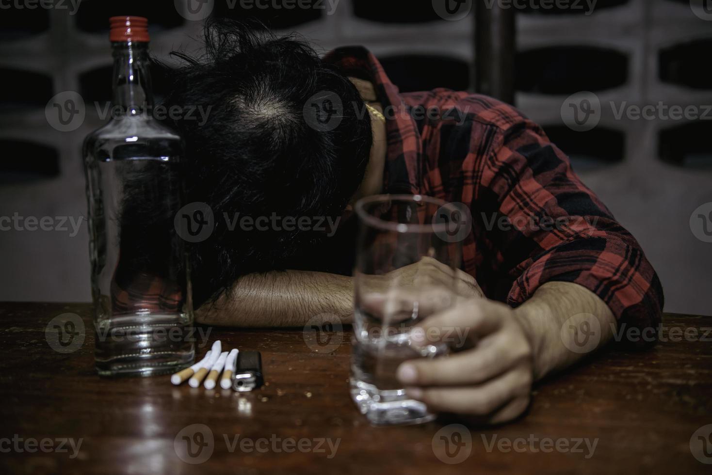 asiatisk man dryck vodka ensam på Hem på natt tid, thailand människor, stress man full begrepp foto