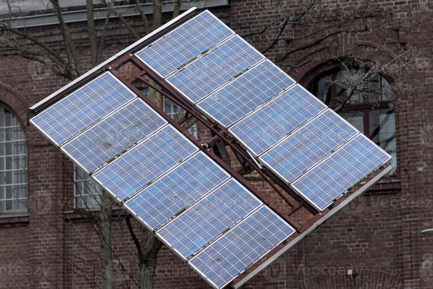sol- paneler på gammal tak foto