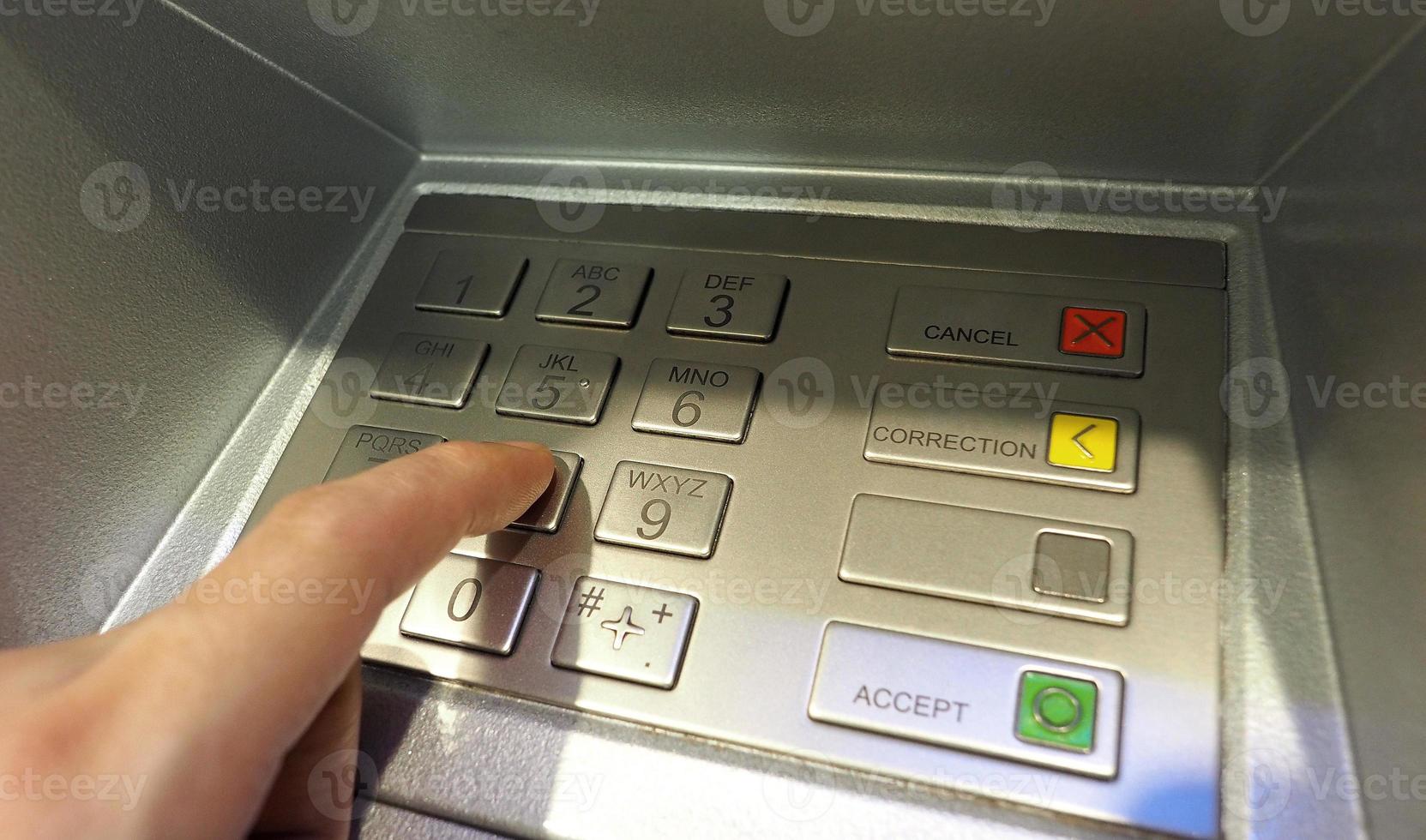 automatisk kassör maskin eller Bankomat stift knapp närbild och mänsklig hand index finger tryckande knappsats för uttag de pengar förbi privat personlig Lösenord bankverksamhet. foto