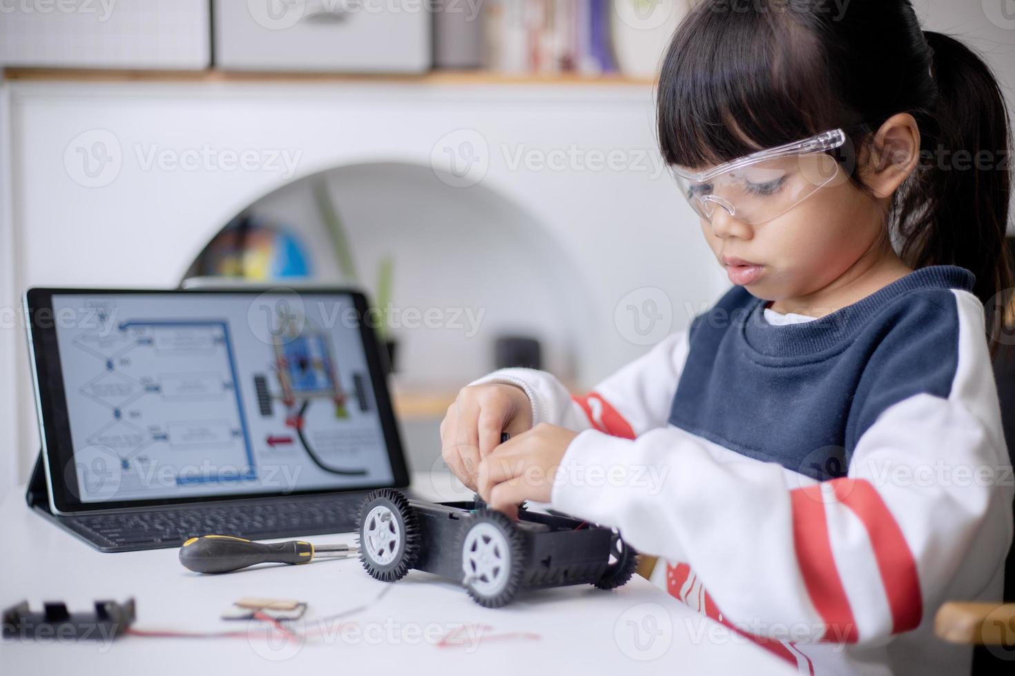 Asien studenter lära sig på Hem i kodning robot bilar och elektronisk styrelse kablar i stam, ånga, matematik teknik vetenskap teknologi dator koda i robotik för barn begrepp foto