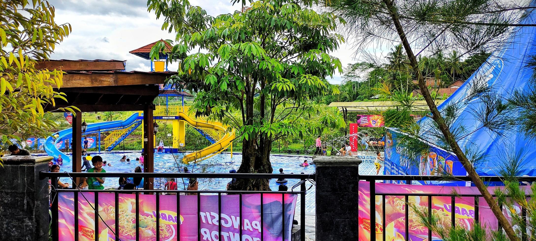 central java, Indonesien. januari 2023, turism i de grabag område kallad metro trädgårdar, är lämplig till vara Begagnade som en turist destination med familj foto