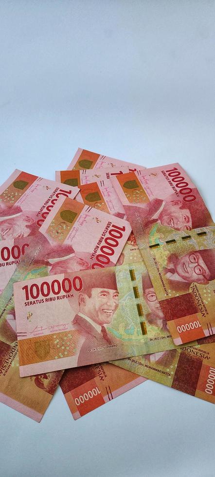 porträtt av indonesiska sedlar rp. 100 000. indonesiska rupiah valuta isolerat på vit bakgrund foto