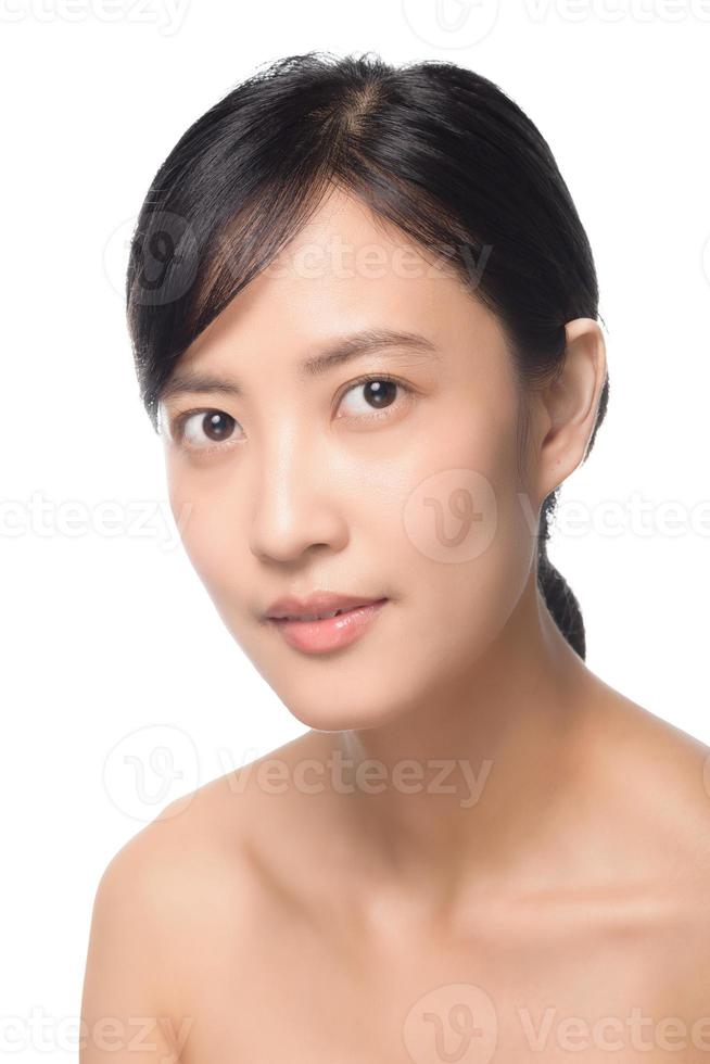 porträtt av skön ung asiatisk kvinna rena färsk bar hud begrepp. asiatisk flicka skönhet ansikte hudvård och hälsa friskvård, ansiktsbehandling behandling, perfekt hud, naturlig göra upp på vit bakgrund foto