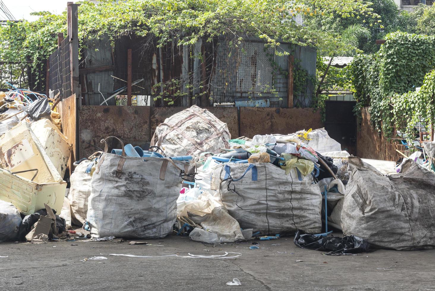 plast säckar och för återvinning i återvinning växt foto