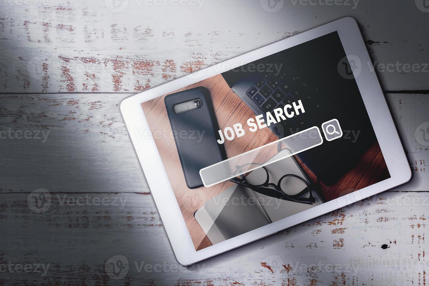 topp se av digital läsplatta med Sök jobb titel på skärm. hitta din karriär. använder sig av uppkopplad hemsida till hitta en jobb. foto