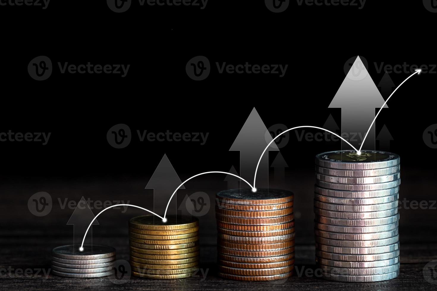 mynt på staplade mynt med vit pilar stigande på svart bakgrund. finansiell och företag, spara pengar, beskatta, Bank deposition, inflation. växande pengar begrepp foto