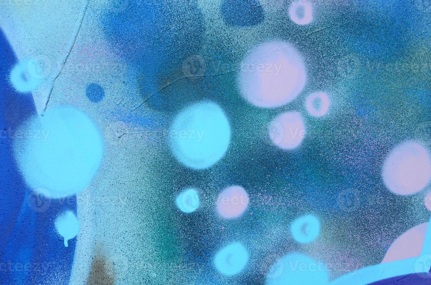 gata konst. abstrakt bakgrund bild av en fragment av en färgad graffiti målning i kosmisk blå och violett toner foto