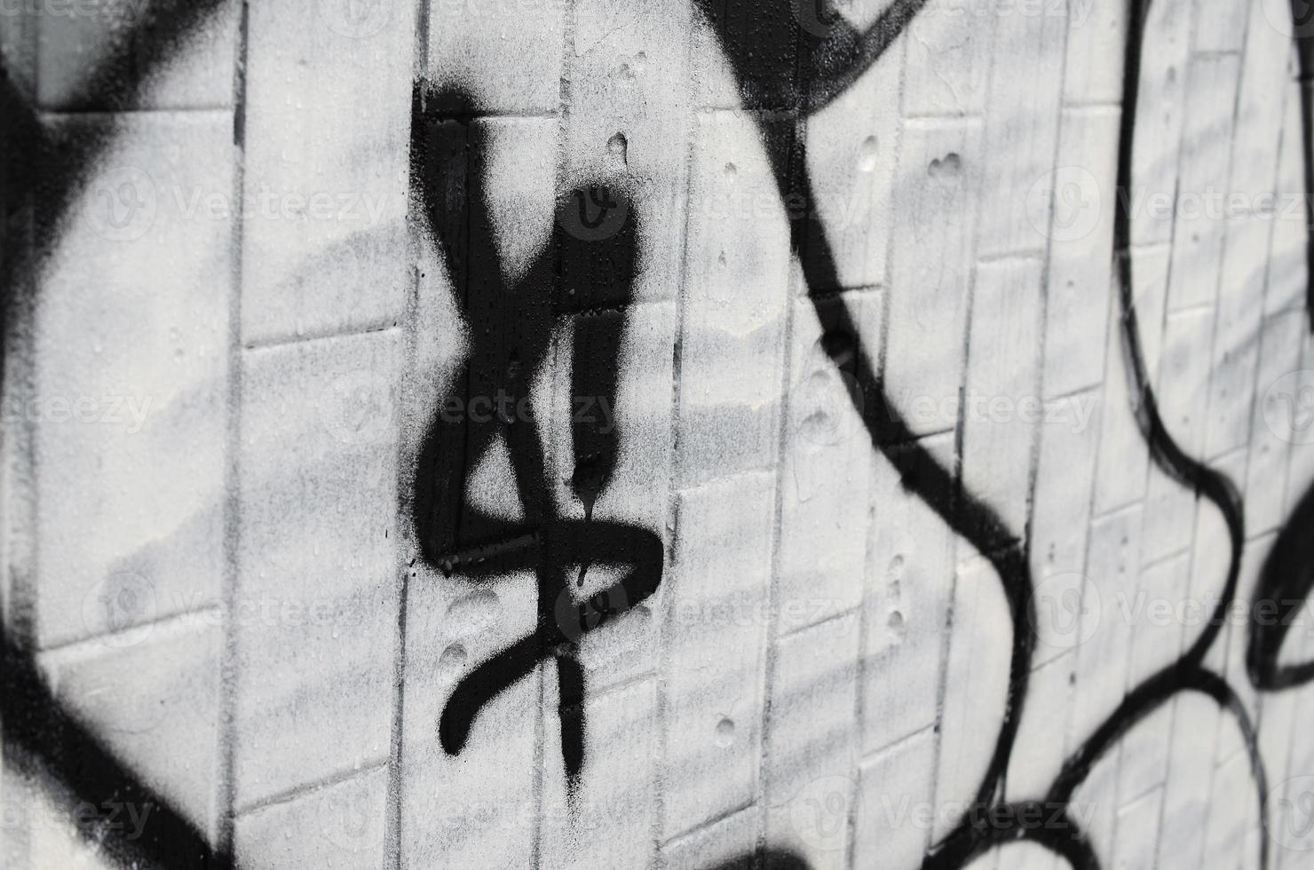 de dollar symbol är målad i graffiti stil, applicerad till de vägg från de gammal bricka under de inflytande av kondensat. de begrepp av gata konst och vandalism foto