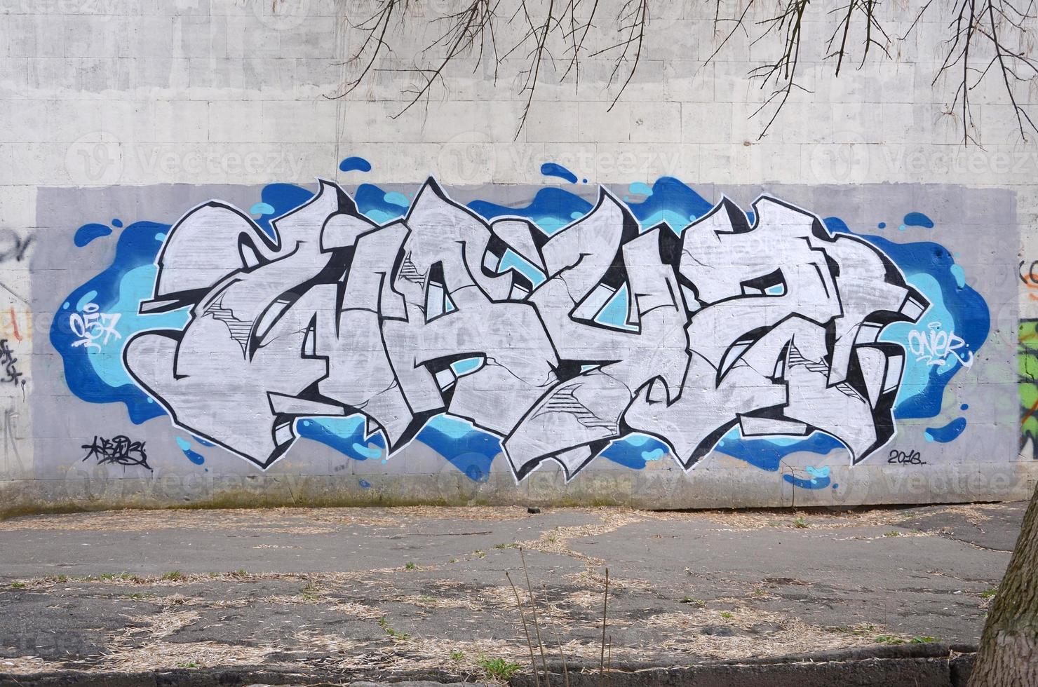 fragment av färgad gata konst graffiti målningar med konturer och skuggning stänga upp foto