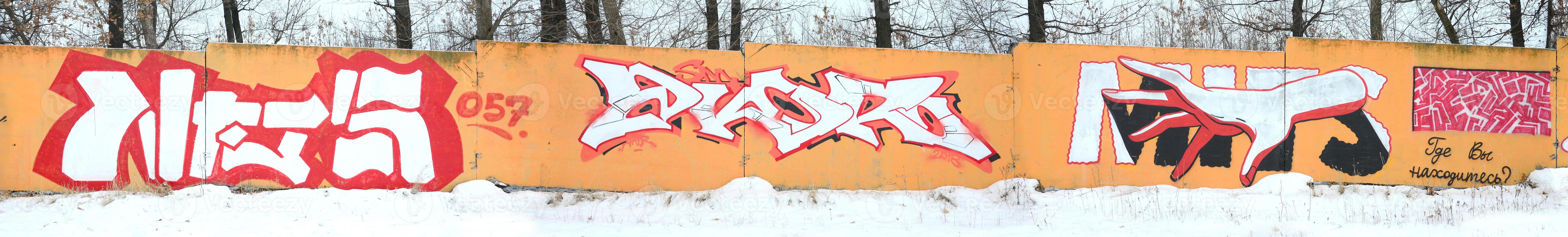 fragment av färgad gata konst graffiti målningar med konturer och skuggning stänga upp foto