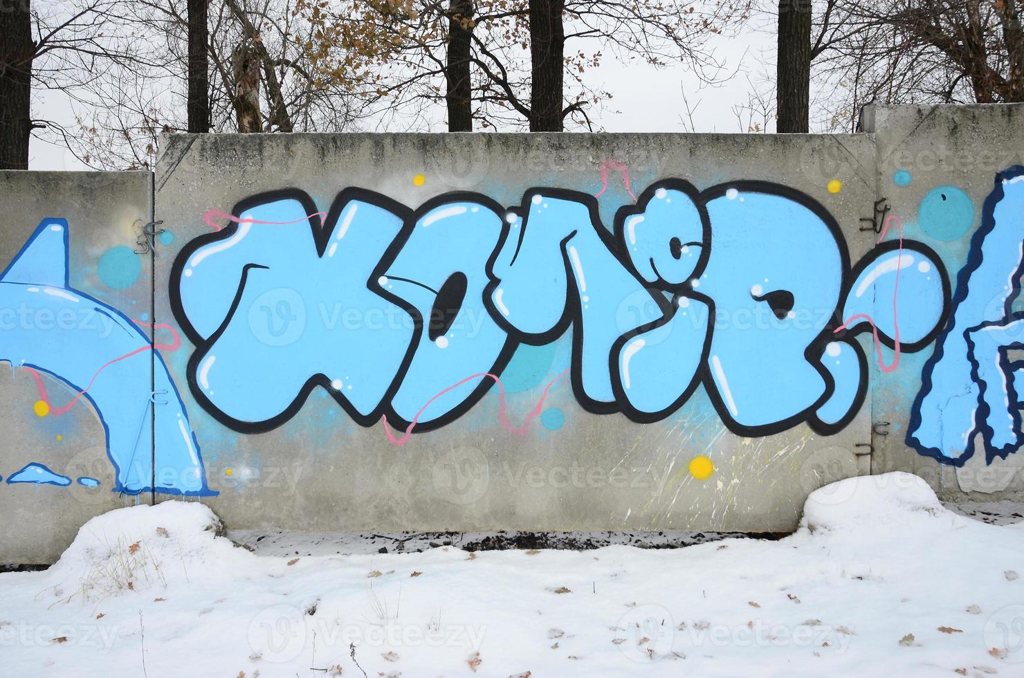 fragment av färgad gata konst graffiti målningar med konturer och skuggning stänga upp foto