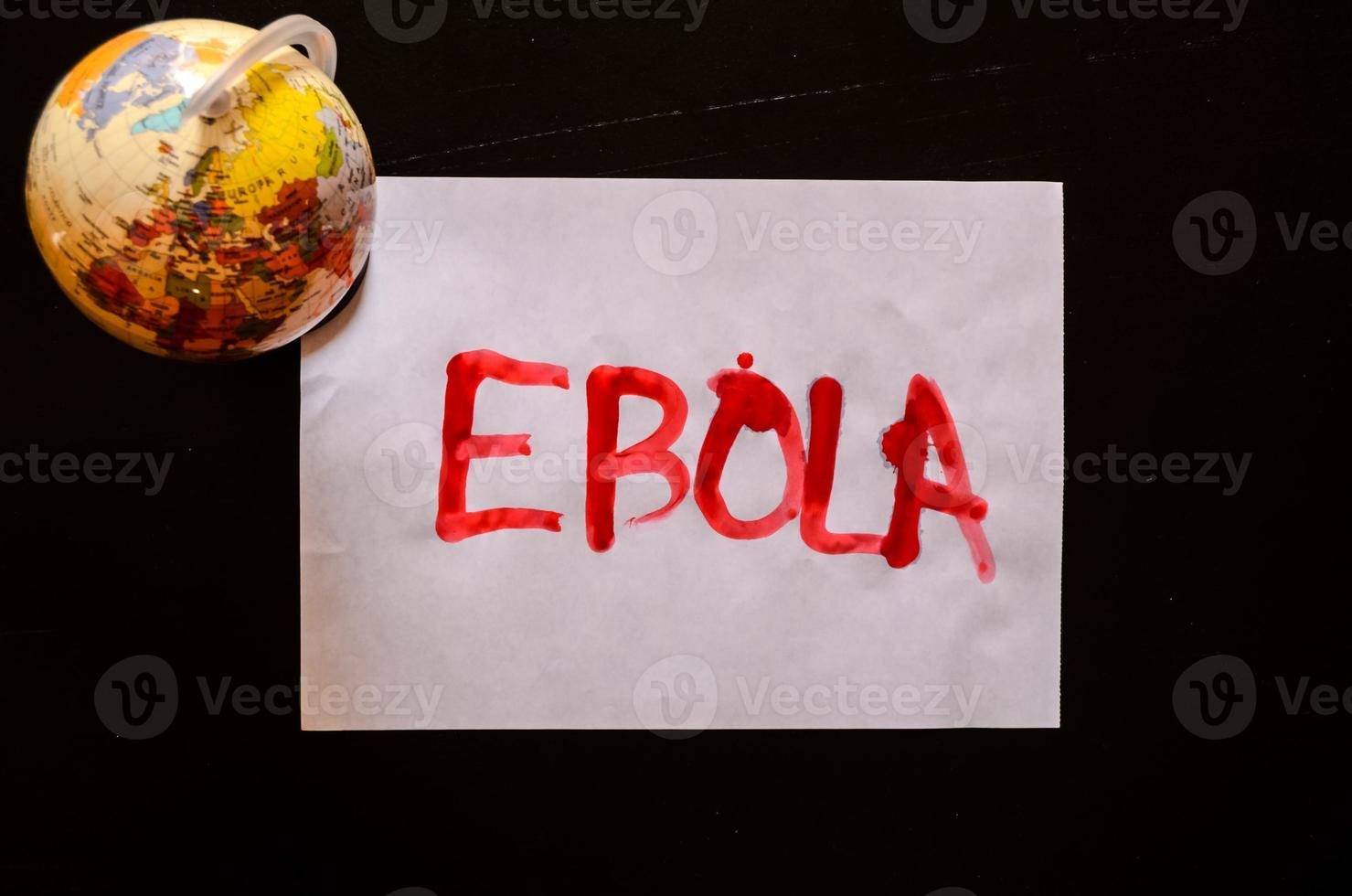 ebola virus skriven på papper foto